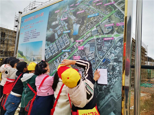 “千人市民觀察團”走進城投集團龍山湖公園、陶瓷產業(yè)加速基地等項目