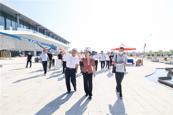 胡雪梅調(diào)研國慶期間不停工重點項目、商貿(mào)旅游消費工作