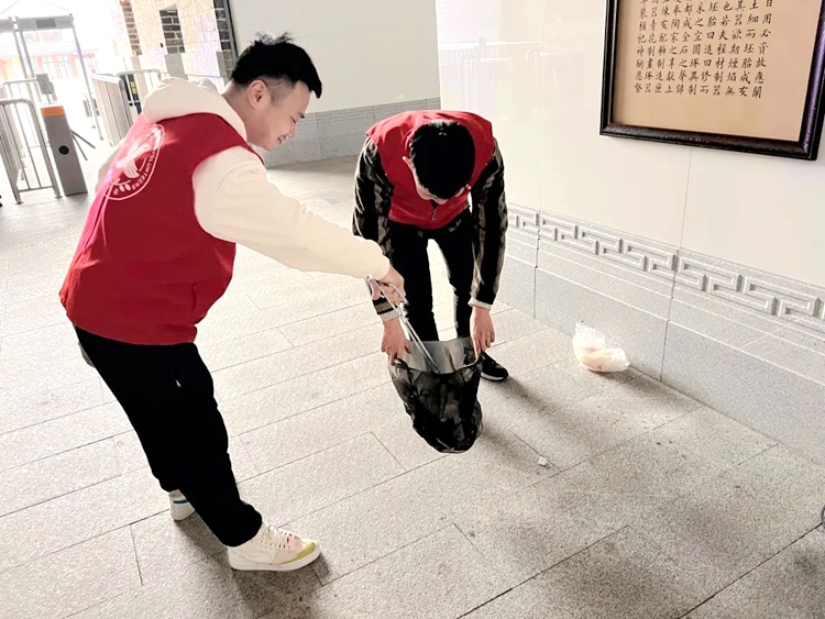 城投集團(tuán)開展“學(xué)習(xí)雷鋒我先行 追夢奮進(jìn)新時(shí)代”志愿活動(dòng)