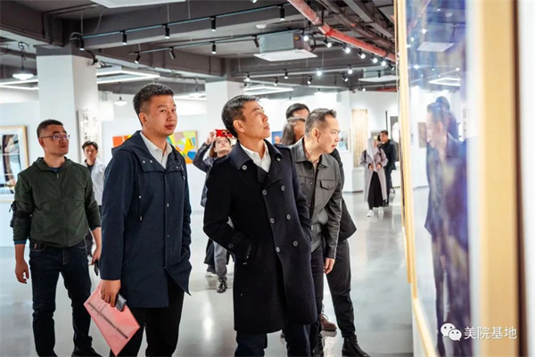 “第五屆粵港澳大灣區(qū)學(xué)校美術(shù)作品展暨第七屆廣東省高校美術(shù)作品學(xué)院獎(jiǎng)雙年展”分展在景德鎮(zhèn)廣美創(chuàng)研中心開(kāi)幕